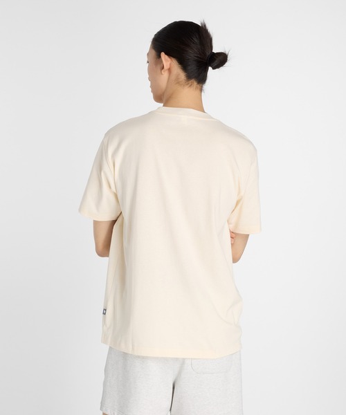 NEW BALANCE(ニューバランス)の「Athletics カルチャーミューラルショートスリーブTシャツ(Tシャツ/カットソー・メンズ・ナチュラル・XX-LARGE/X-LARGE/LARGE/MEDIUM/SMALL)」の3枚目の写真