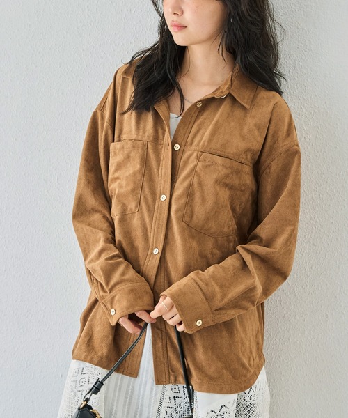 LAVEANGE(ラビアンジェ)の「スエードタッチシャツ(シャツ/ブラウス・レディース・ブラウン/キャメル・M/LL/3L/4L/5L)」の2枚目の写真