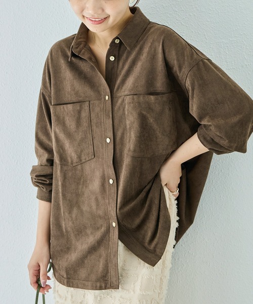 LAVEANGE(ラビアンジェ)の「スエードタッチシャツ(シャツ/ブラウス・レディース・ブラウン/キャメル・M/LL/3L/4L/5L)」の1枚目の写真