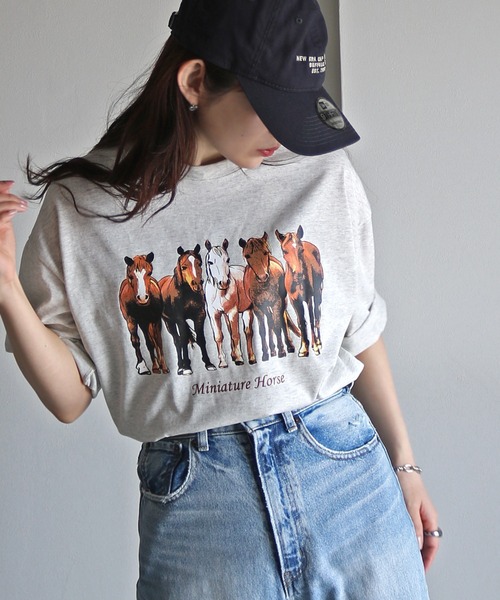COURO(コウロ)の「ウマプリントTシャツ(Tシャツ/カットソー・レディース・チャコールグレー/ブラック/ホワイト/オートミール・L/XL/M)」の4枚目の写真