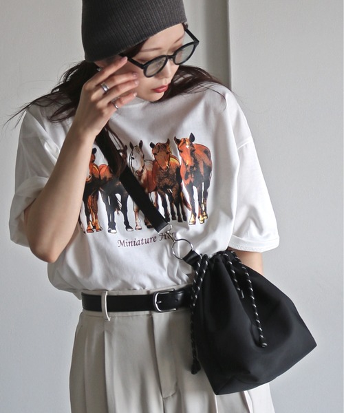 COURO(コウロ)の「ウマプリントTシャツ(Tシャツ/カットソー・レディース・チャコールグレー/ブラック/ホワイト/オートミール・L/XL/M)」の2枚目の写真