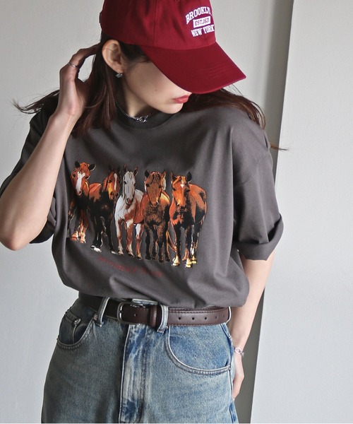 COURO(コウロ)の「ウマプリントTシャツ(Tシャツ/カットソー・レディース・チャコールグレー/ブラック/ホワイト/オートミール・L/XL/M)」の1枚目の写真