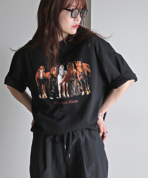 COURO(コウロ)の「ウマプリントTシャツ(Tシャツ/カットソー・レディース・チャコールグレー/ブラック/ホワイト/オートミール・L/XL/M)」の3枚目の写真