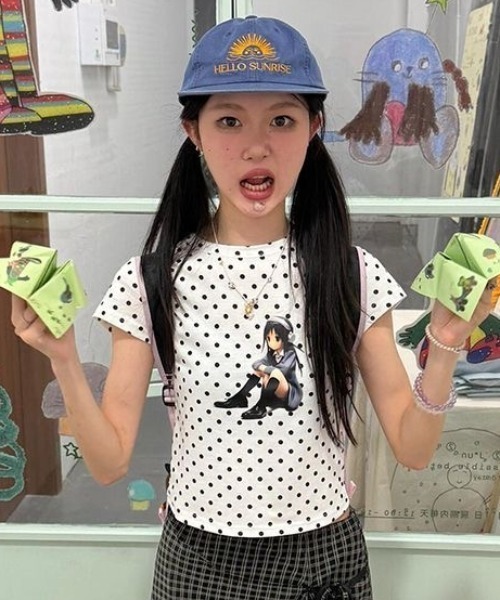まゆちゃん✩﻿テーブル セール】Dot Anime Cropped Tee／静かな存在感をまとうY2Kガール