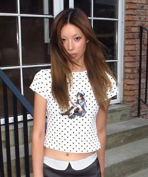 まゆちゃん✩﻿テーブル セール】Dot Anime Cropped Tee／静かな存在感をまとうY2Kガール