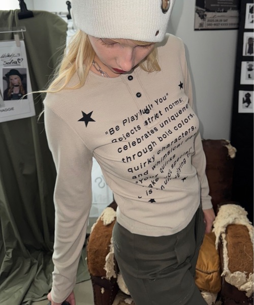 SHAGGIE(シャギー)の「【ViVi掲載】ヘンリーネックロゴプリントTシャツ(Tシャツ/カットソー・レディース・ホワイト/グレー/ベージュ・FREE)」の3枚目の写真