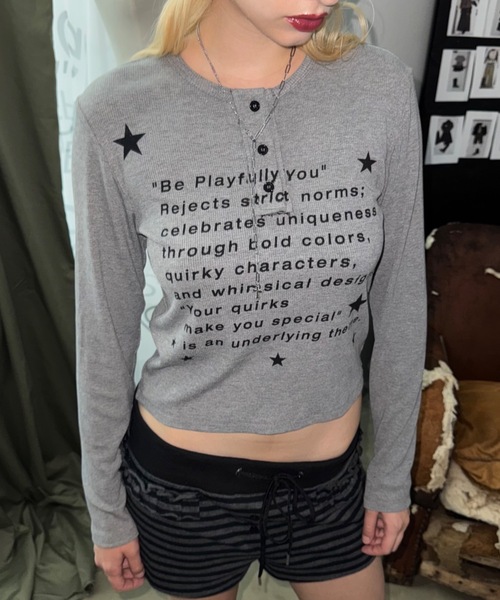 SHAGGIE(シャギー)の「【ViVi掲載】ヘンリーネックロゴプリントTシャツ(Tシャツ/カットソー・レディース・ホワイト/グレー/ベージュ・FREE)」の2枚目の写真