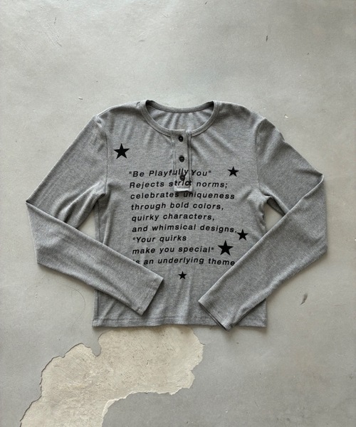 SHAGGIE(シャギー)の「【ViVi掲載】ヘンリーネックロゴプリントTシャツ(Tシャツ/カットソー・レディース・ホワイト/グレー/ベージュ・FREE)」の11枚目の写真