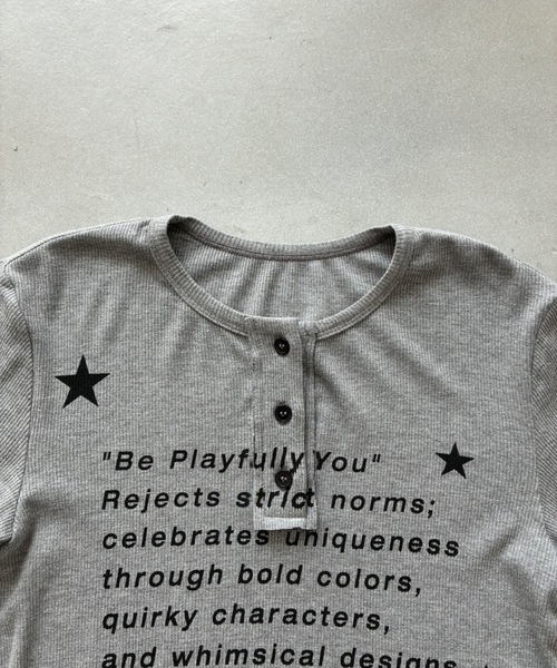 SHAGGIE(シャギー)の「【ViVi掲載】ヘンリーネックロゴプリントTシャツ(Tシャツ/カットソー・レディース・ホワイト/グレー/ベージュ・FREE)」の12枚目の写真