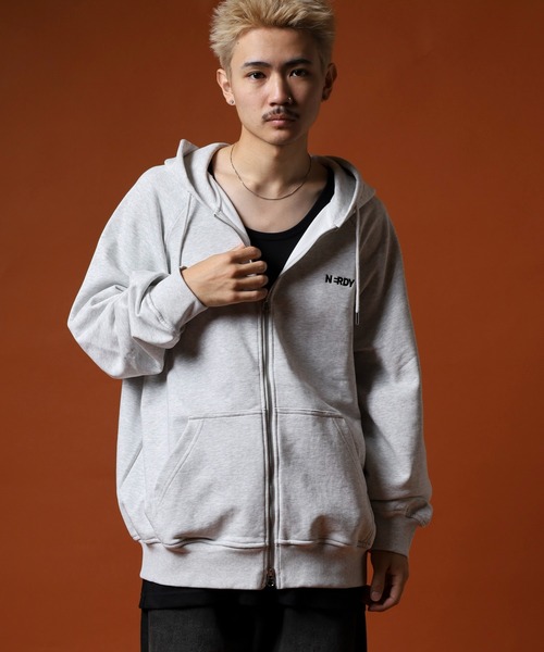 NERDY(ノルディ)の「ブレンクロゴフーディージップアップ(パーカー・メンズ・ベージュ/ホワイト/ブラック・LL/M/SS/L/S)」の2枚目の写真