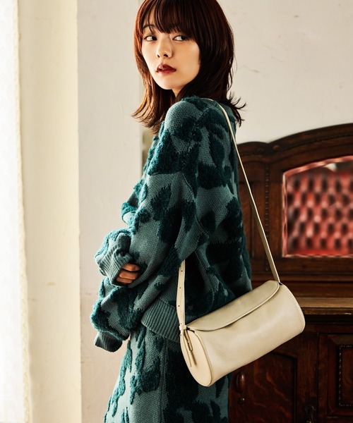 mysty woman(ミスティウーマン)の「バレルショルダーBAG 583509(ショルダーバッグ・レディース・ブラック/オフホワイト/レッド・FREE)」の1枚目の写真