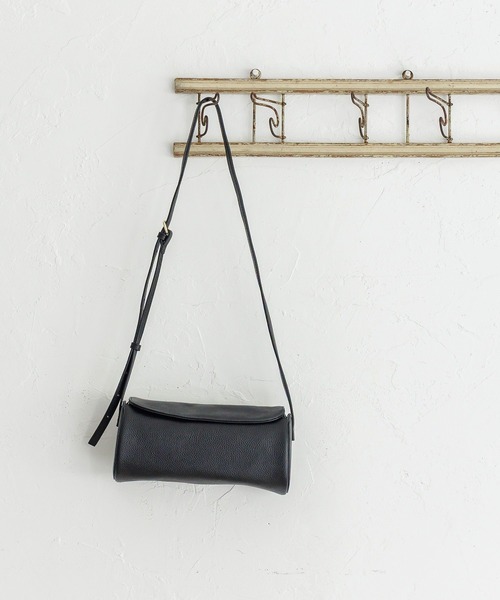 mysty woman(ミスティウーマン)の「バレルショルダーBAG 583509(ショルダーバッグ・レディース・ブラック/オフホワイト/レッド・FREE)」の2枚目の写真