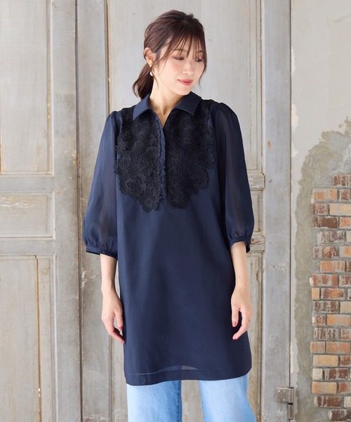 Rose Tiara（ローズティアラ）の「【接触冷感/手洗いOK】ケミカルレースブラウス（シャツ/ブラウス・レディース・オフホワイト/ネイビー・38/42/46）」の2枚目の写真