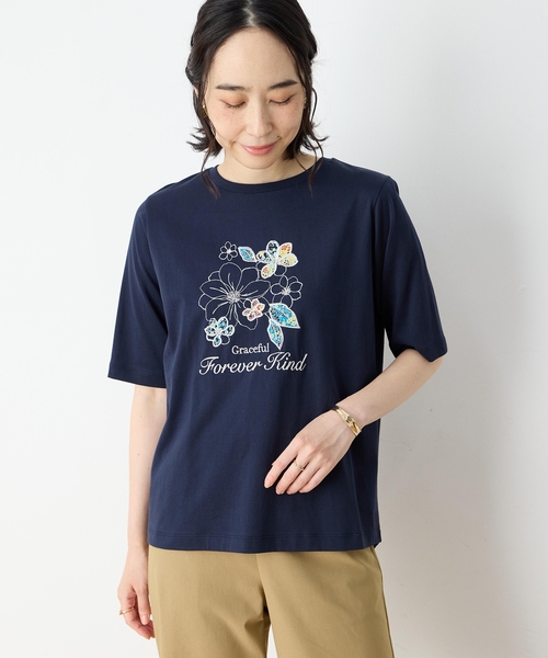 DECOY SINCE 1981(デコイシンスイチキュウハチイチ)の「【冷感】【UVカット】ひやさらコットン プリント&刺繍Tシャツ(Tシャツ/カットソー・レディース・マスタード/ネイビー/ホワイト・LL/L/M/3L/4L)」の1枚目の写真