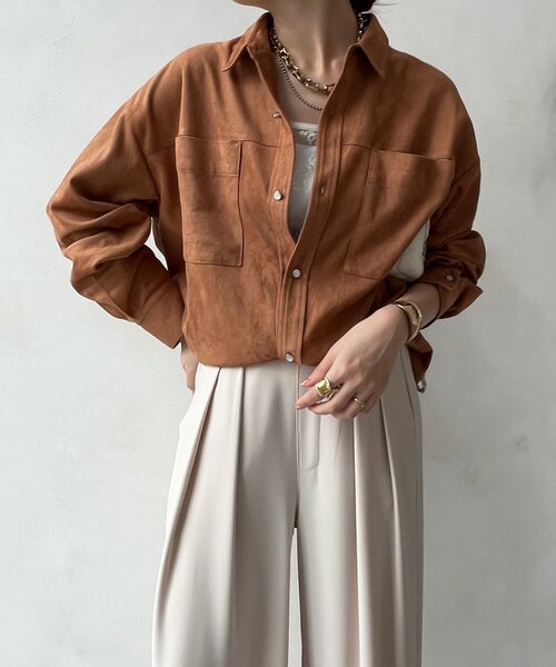 DouDou(ドゥドゥ)の「スウェードシャツ(シャツ/ブラウス・レディース・キャメル/グレイッシュベージュ/ダークブラウン・FREE)」の4枚目の写真