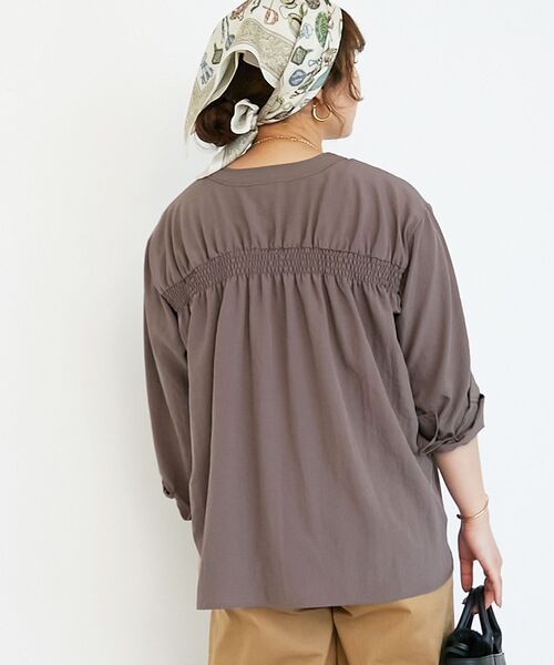 le.coeur blanc（ルクールブラン）の「《手洗い可能》エアータンブラーノーカラーブラウス（シャツ/ブラウス・レディース・ブラック/ブラウン・38）」の5枚目の写真