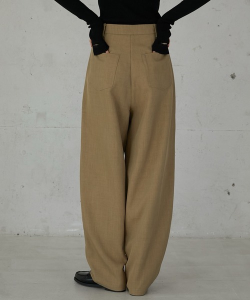 LA PEAU DE GEM(ラポドゥジェム)の「【LA PEAU DE GEM】wide cocoon pants/ワイドコクーンパンツ(その他パンツ・レディース・ブラック/ベージュ・1/2)」の2枚目の写真