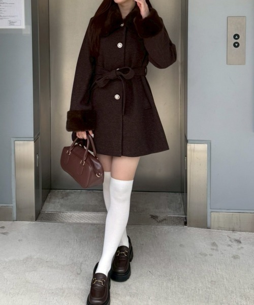 continuer de NICE CLAUP（コンティニューデナイスクラップ）の「【WEB先行予約】フェイクファー付ミドルコート（その他アウター・レディース・アイボリー/ブラック/ブラウン/ブラック系その他/チャコールグレー・FREE）」の8枚目の写真