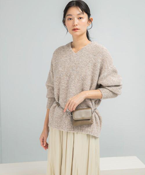 URBAN RESEARCH ROSSO WOMEN(アーバンリサーチ ロッソ)の「『WEB限定』Vネックカーブスリーブニット(ニット/セーター・レディース・ピンク系その他/チャコールグレー/モカ・FREE)」の5枚目の写真