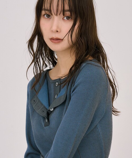 UNITED TOKYO（ユナイテッドトウキョウ）の「Wカラーレイヤーニット｜ウォッシャブル/オフィスカジュアル/細見え/春服（ニット/セーター・レディース・ブラック/イエロー/ライトブルーグレー・FREE）」の2枚目の写真