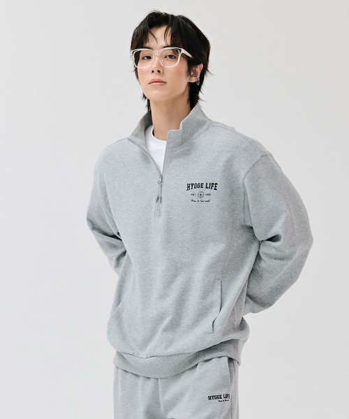 CHASECULT（チェイスカルト）の「男性エッセンシャルレタリングハーフジップTシャツ-グレー（スウェット・メンズ・ライトグレー・100/95/105/110）」の2枚目の写真