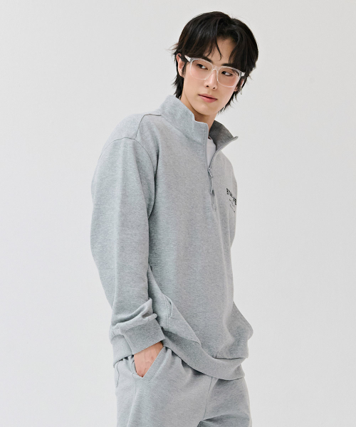 CHASECULT（チェイスカルト）の「男性エッセンシャルレタリングハーフジップTシャツ-グレー（スウェット・メンズ・ライトグレー・100/95/105/110）」の3枚目の写真