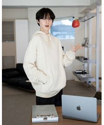 ASTLAY（アストレイ）の「Lambswool Hood Sweater (Cream/Navy)（パーカー）」