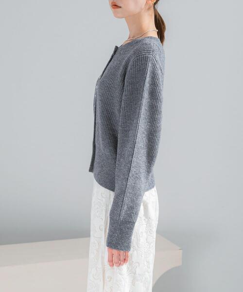 URBAN RESEARCH ROSSO WOMEN（アーバンリサーチ　ロッソ）の「ボタンデザインニットプルオーバー（カーディガン/ボレロ・レディース・グレー/ホワイト/ピンク・FREE）」の16枚目の写真