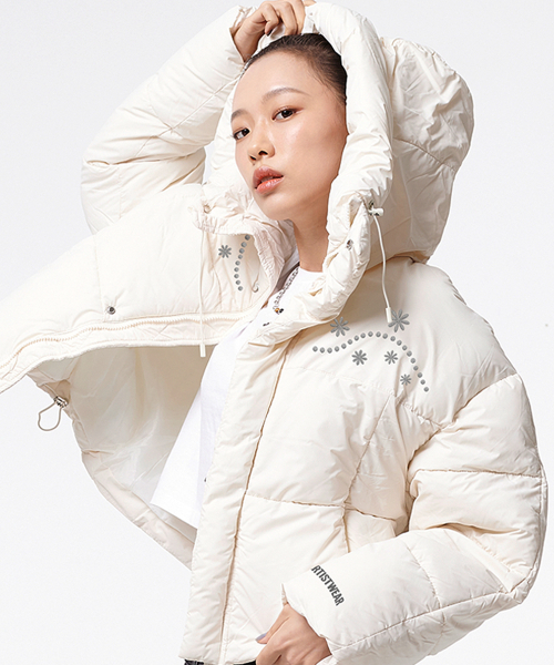ARTISTWEAR（アーティストウェア）の「[3COLORS] ウェスタンフローラルフードクロップショートパディング（ダウンジャケット/コート・レディース・ブラック/ブラウン・MEDIUM/LARGE）」の3枚目の写真