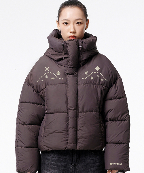 ARTISTWEAR（アーティストウェア）の「[3COLORS] ウェスタンフローラルフードクロップショートパディング（ダウンジャケット/コート・レディース・ブラック/ブラウン・MEDIUM/LARGE）」の5枚目の写真