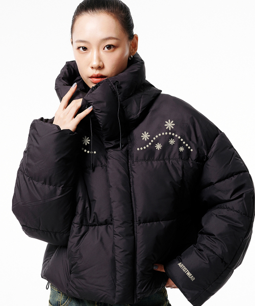 ARTISTWEAR（アーティストウェア）の「[3COLORS] ウェスタンフローラルフードクロップショートパディング（ダウンジャケット/コート・レディース・ブラック/ブラウン・MEDIUM/LARGE）」の6枚目の写真