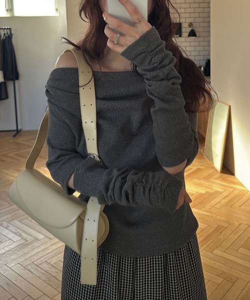 WILLFULLY(ウィルフリー)の「2way sleeve off shoulder rib tops(Tシャツ/カットソー・レディース・ブラウン系その他/タン/チャコール・FREE)」の2枚目の写真