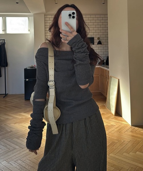 WILLFULLY(ウィルフリー)の「2way sleeve off shoulder rib tops(Tシャツ/カットソー・レディース・ブラウン系その他/タン/チャコール・FREE)」の17枚目の写真