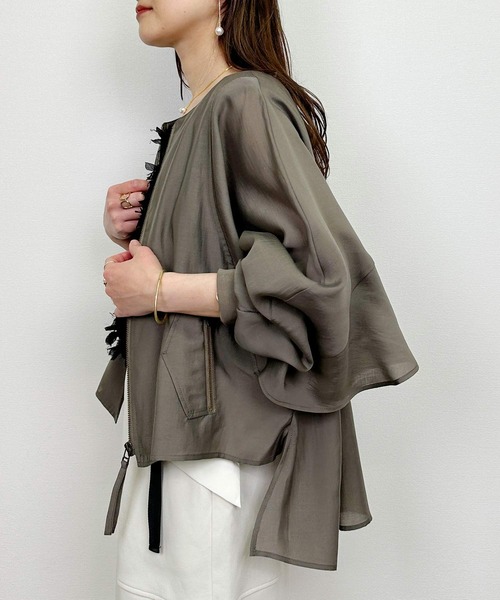 LUGIVA（ルギヴァ）の「バックギャザーフリルブルゾン（ブルゾン・レディース・カーキ/オフホワイト・M）」の14枚目の写真