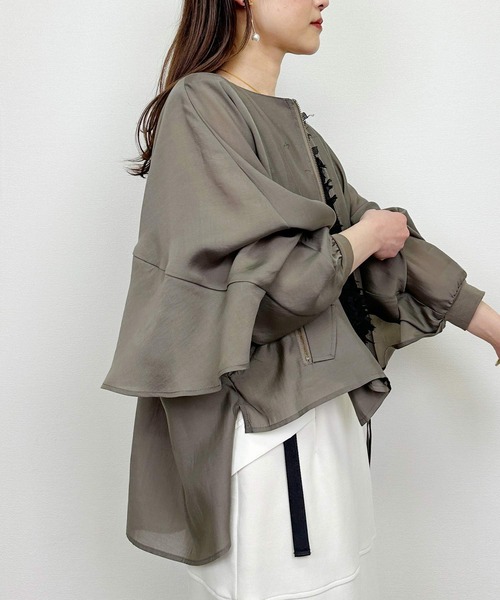 LUGIVA（ルギヴァ）の「バックギャザーフリルブルゾン（ブルゾン・レディース・カーキ/オフホワイト・M）」の16枚目の写真