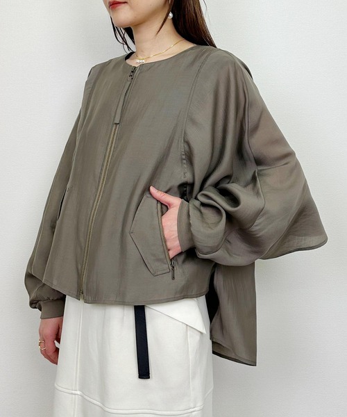 LUGIVA（ルギヴァ）の「バックギャザーフリルブルゾン（ブルゾン・レディース・カーキ/オフホワイト・M）」の22枚目の写真