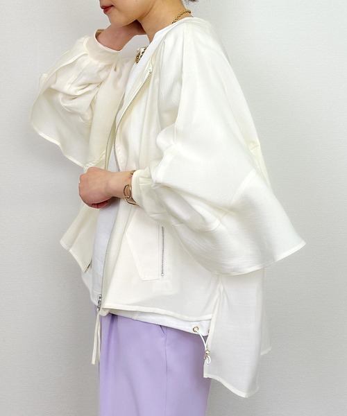 LUGIVA（ルギヴァ）の「バックギャザーフリルブルゾン（ブルゾン・レディース・カーキ/オフホワイト・M）」の4枚目の写真