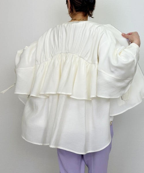 LUGIVA（ルギヴァ）の「バックギャザーフリルブルゾン（ブルゾン・レディース・カーキ/オフホワイト・M）」の5枚目の写真