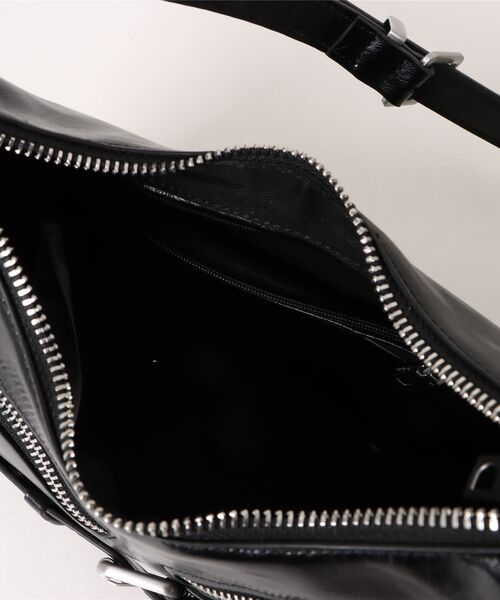 Desigual（デシグアル）の「猫チャーム付き チェーンディテール ブラックショルダーバッグ（ショルダーバッグ・レディース・ブラック・FREE）」の8枚目の写真