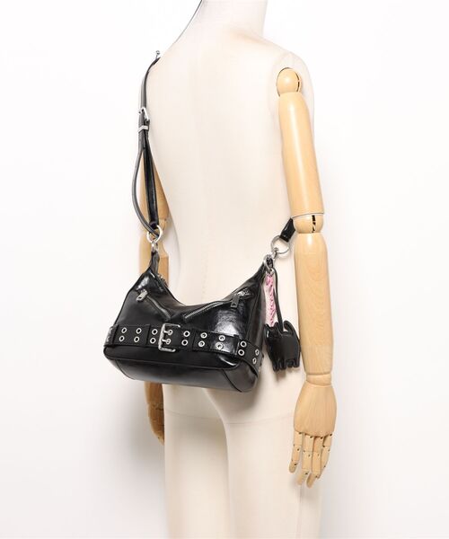 Desigual（デシグアル）の「猫チャーム付き チェーンディテール ブラックショルダーバッグ（ショルダーバッグ・レディース・ブラック・FREE）」の10枚目の写真