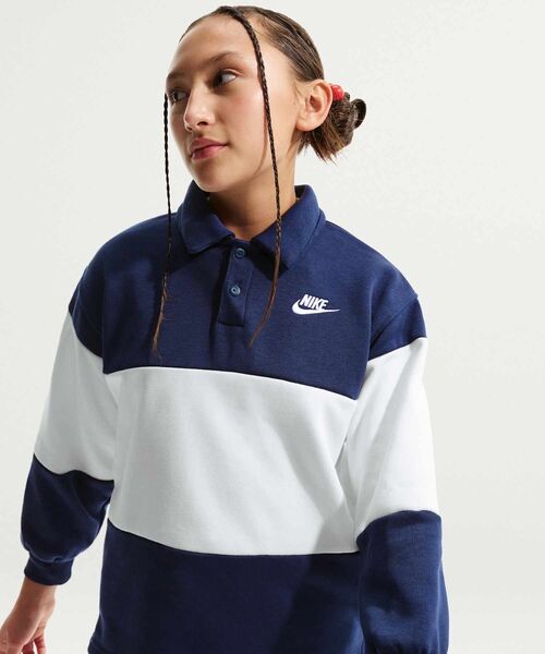 NIKE(ナイキ)の「ナイキ スポーツウェア クラブ ジュニア フレンチテリー ラグビー / Nike Sportswear Club Big Kids' French Terry Rugby IF2298-410 Midnight Navy(ポロシャツ・キッズ・ネイビー・130/160/150/140)」の2枚目の写真
