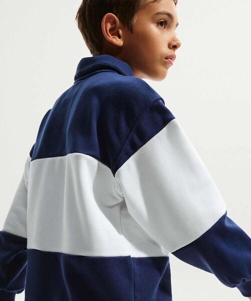 NIKE(ナイキ)の「ナイキ スポーツウェア クラブ ジュニア フレンチテリー ラグビー / Nike Sportswear Club Big Kids' French Terry Rugby IF2298-410 Midnight Navy(ポロシャツ・キッズ・ネイビー・130/160/150/140)」の5枚目の写真