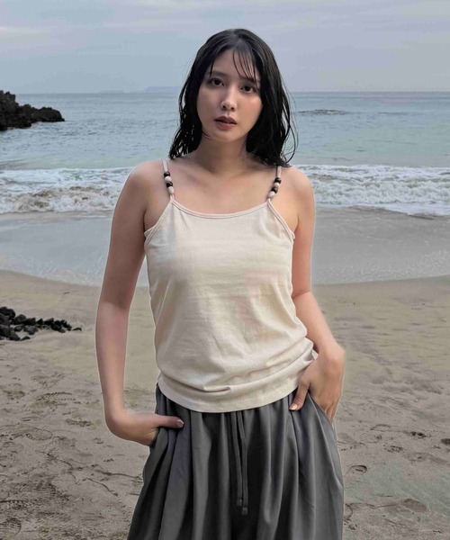 AS KNOW AS plus（アズノゥアズプラス）の「○ビーズ付き デザインキャミソール（キャミソール・レディース・モカ/グレー/ブラック/キナリ・FREE）」の2枚目の写真