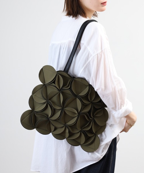 crossi(クロッシー)の「花モチーフボンディングトートバッグ(トートバッグ・レディース・レッド/ブラック/カーキ/グレー・FREE)」の3枚目の写真