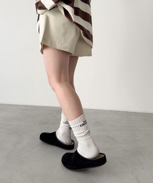 CANAL JEAN（キャナルジーン）の「El mar　スウェードスリッポン（スリッポン・レディース・ベージュ/ブラック・24.5/24/23.5）」の4枚目の写真