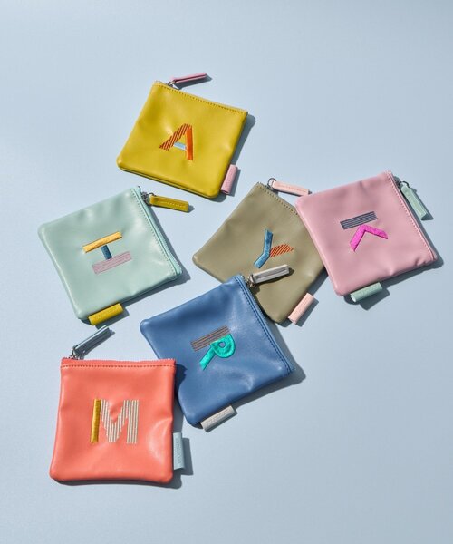BIRTHDAY BAR（バースデイバー）の「Kindly Yours フェイクレザーイニシャルミニポーチ（ポーチ・レディース・ピンク/ライム/オレンジ/イエロー/ブルー/カーキ・0）」の10枚目の写真