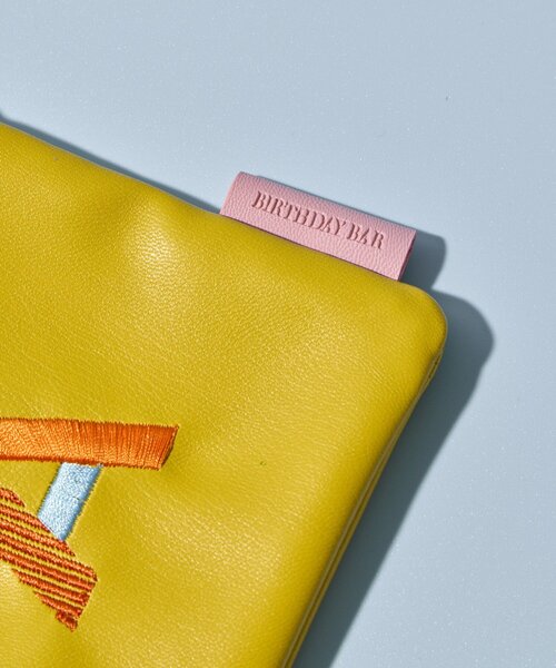 BIRTHDAY BAR（バースデイバー）の「Kindly Yours フェイクレザーイニシャルミニポーチ（ポーチ・レディース・ピンク/ライム/オレンジ/イエロー/ブルー/カーキ・0）」の13枚目の写真