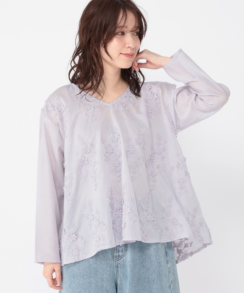 studio CLIP（スタディオクリップ）の「3DレースVネックブラウス（シャツ/ブラウス・レディース・オフホワイト/ラベンダー/チャコール・FREE）」の3枚目の写真