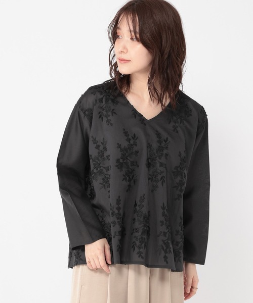 studio CLIP（スタディオクリップ）の「3DレースVネックブラウス（シャツ/ブラウス・レディース・オフホワイト/ラベンダー/チャコール・FREE）」の2枚目の写真
