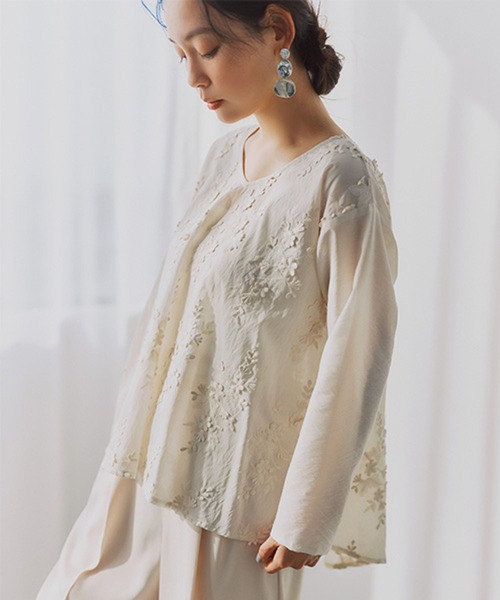 studio CLIP（スタディオクリップ）の「3DレースVネックブラウス（シャツ/ブラウス・レディース・オフホワイト/ラベンダー/チャコール・FREE）」の4枚目の写真